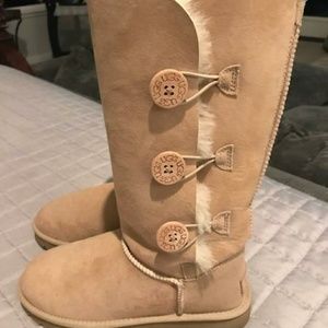 UGG Bailey Button Size 8